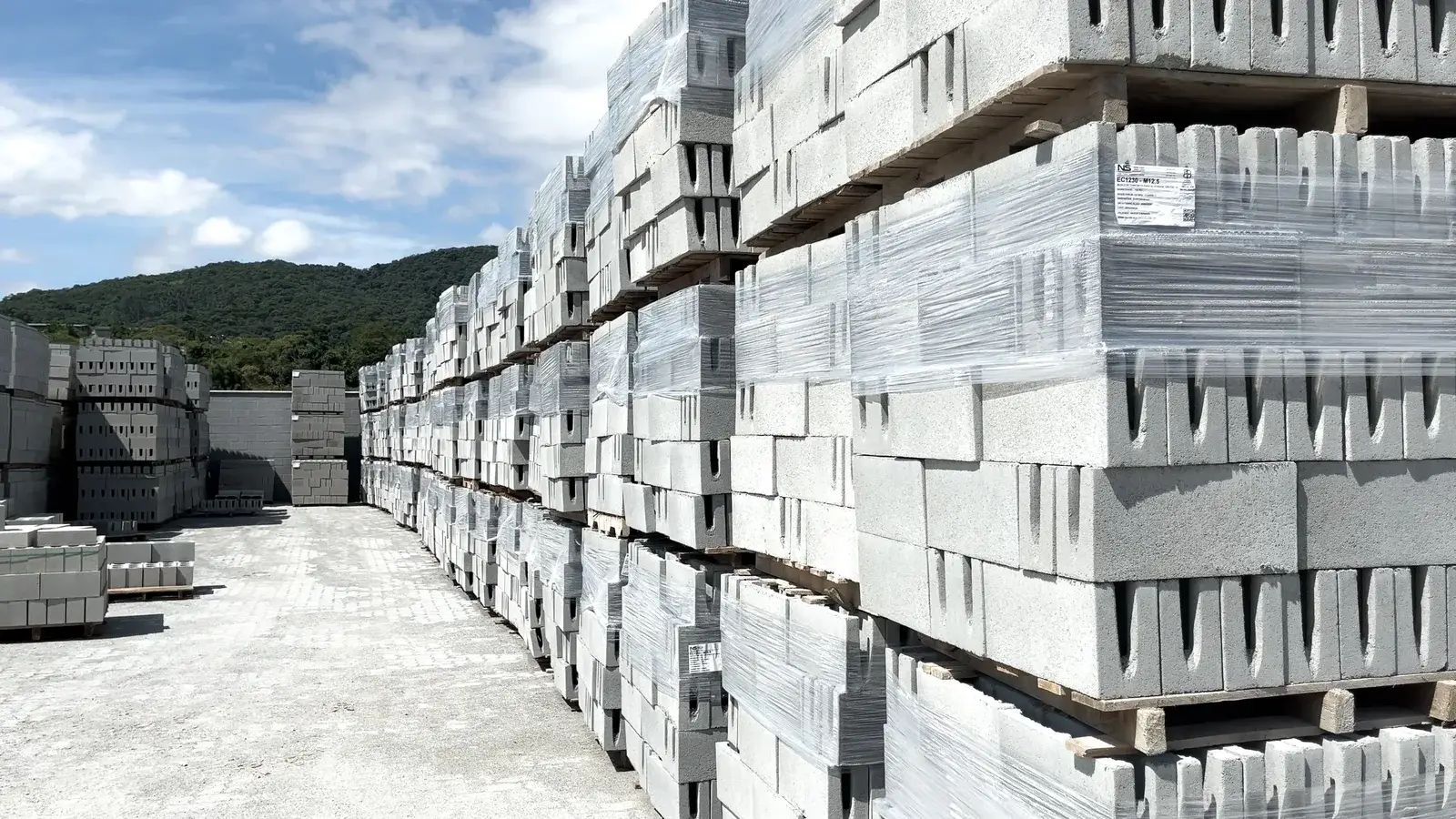 Pallets de blocos de concreto no pátio de produção