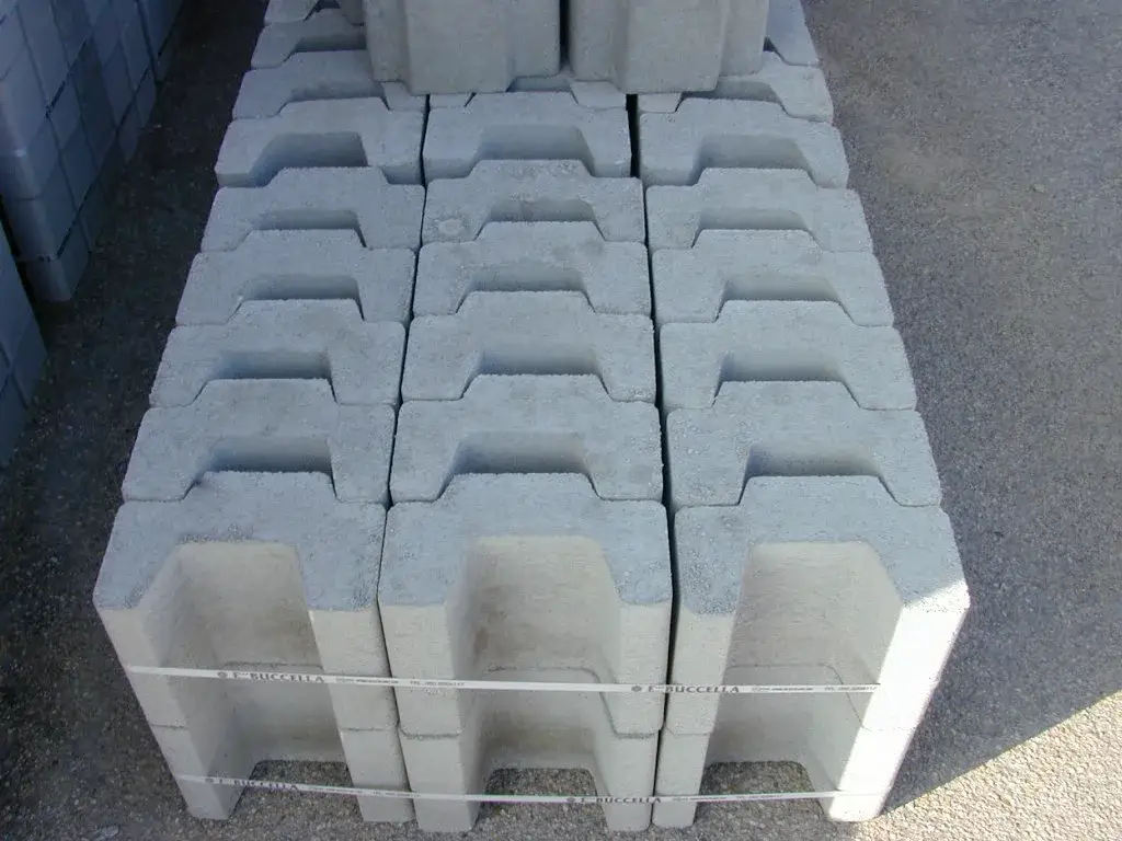Guias de concreto empilhadas, pátio de produção