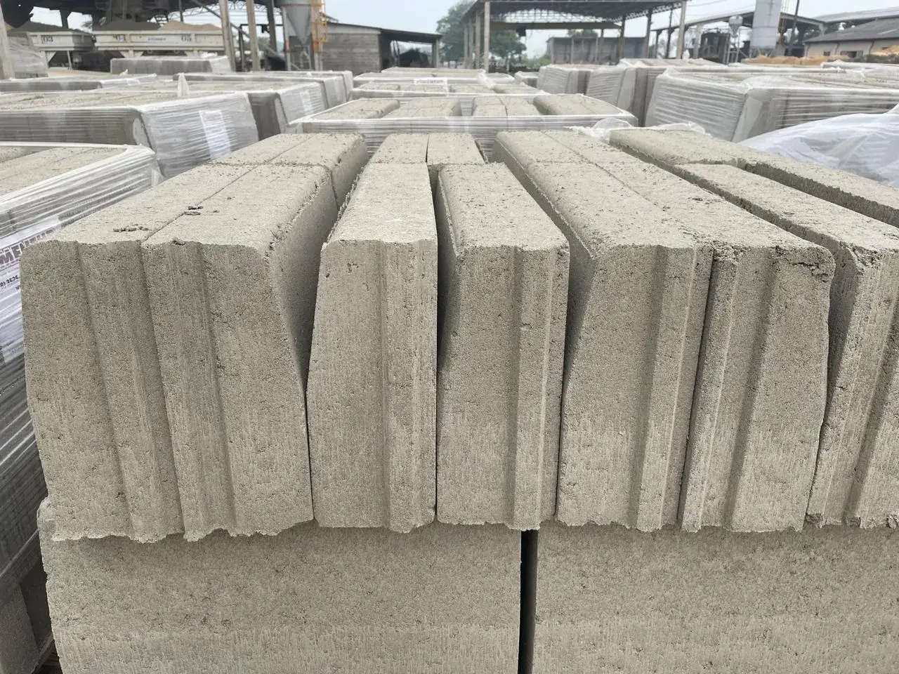 Guias de concreto empilhadas junto à fábrica