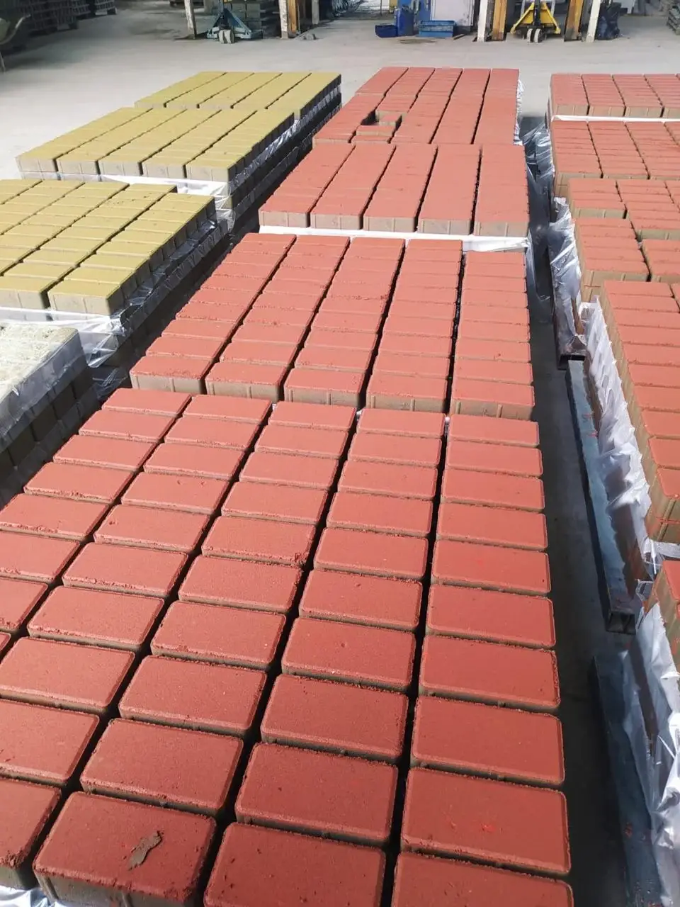 Pavers dupla capa em diferentes cores, pátio de produção