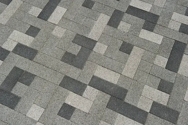 Calçamento com paver retangular em tons de cinza variados
