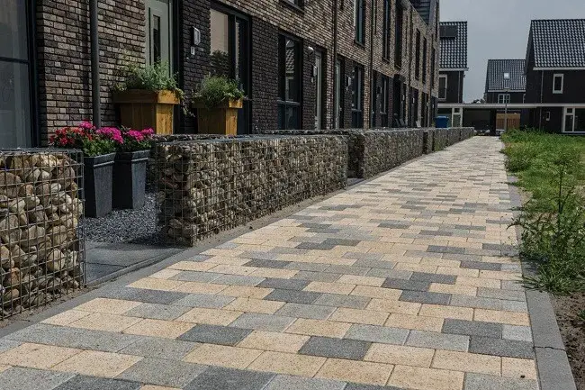 Paver dupla-capa bicolor instalado em via urbana, com canteiro lateral