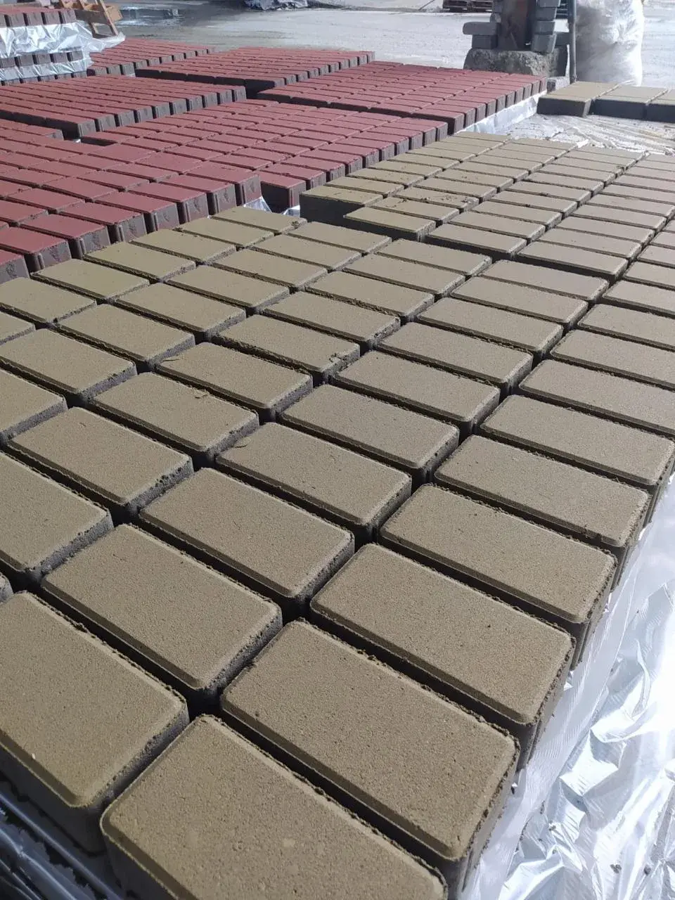 Pavers dupla capa em tons terracota e areia, pátio de cura