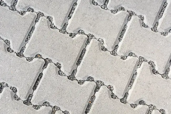 Paver com encaixe tipo onda, montagem intertravada